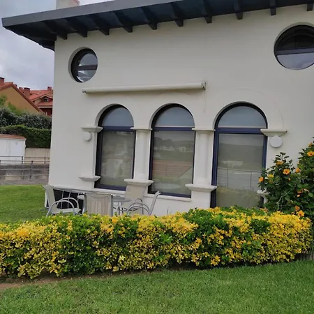 Edificio Tudor Un Mirador Al Cantabrico コミージャス
