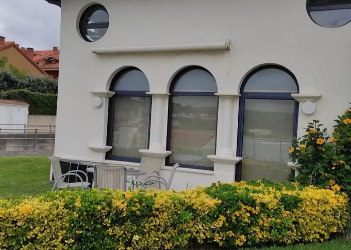Edificio Tudor Un Mirador Al Cantabrico Comillas